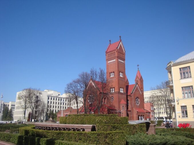 "Red Church" in Minsk in spring, photo @Pracar/Wikimedia Commons The average air temperature in Minsk prefers the range of +10-15 °C