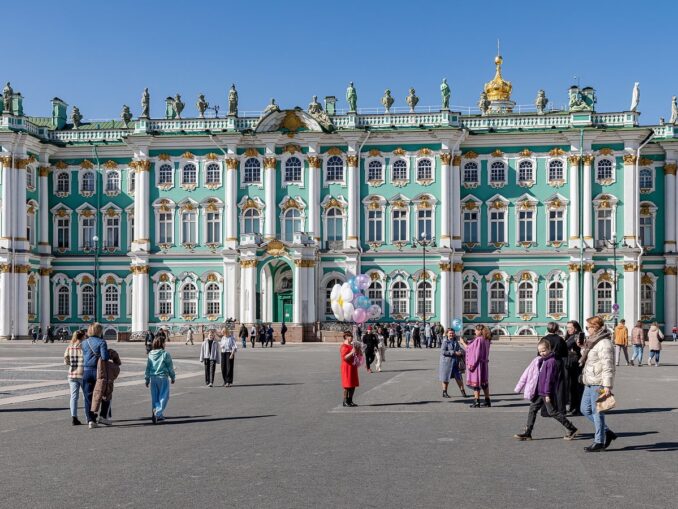 Winter Palace, St. Petersburg, photo @Ninara/Wikimedia Commons Sometimes in St. Petersburg in April you can dress quite lightly