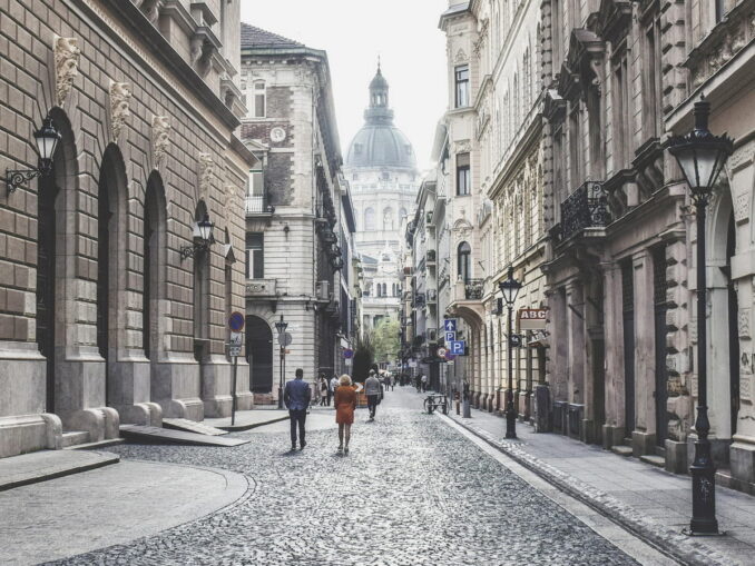 Budapest street in spring, photo @dimitrisvetsikas1969/Pixabay.com Street - there are still few tourists in the capital of Hungary in spring