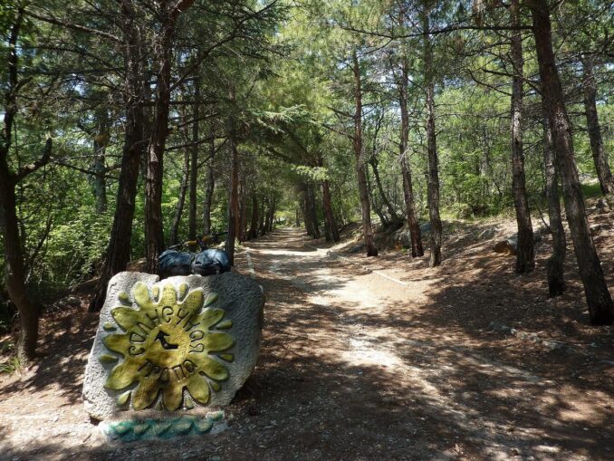 Sunny path - in Yalta in Crimea in April you can not dress very warmly