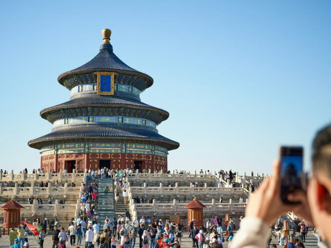 Храм неба - в конце весны в Пекин ходят в летней одежде