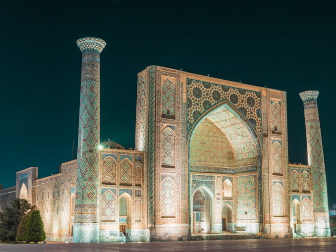 Медресе на Регистане - в Самарканд в мае стоит ехать на экскурсии