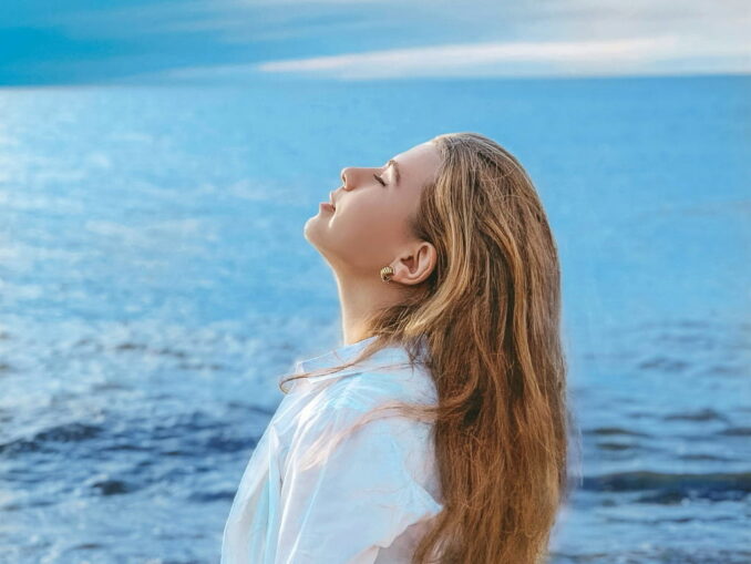 Девушка - летом в Калининграде стоит отдыхать на море!