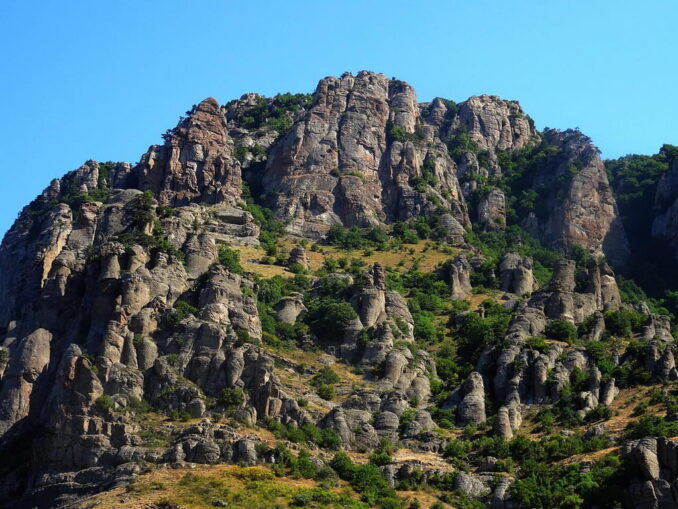 Демерджи - из Алушты стоит съездить посмотреть Долину Привидений