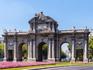 Ворота Алькала - в мае в Мадриде тепло и солнечно