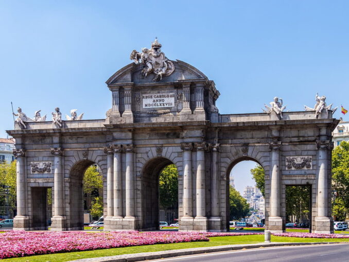 Ворота Алькала - в мае в Мадриде тепло и солнечно