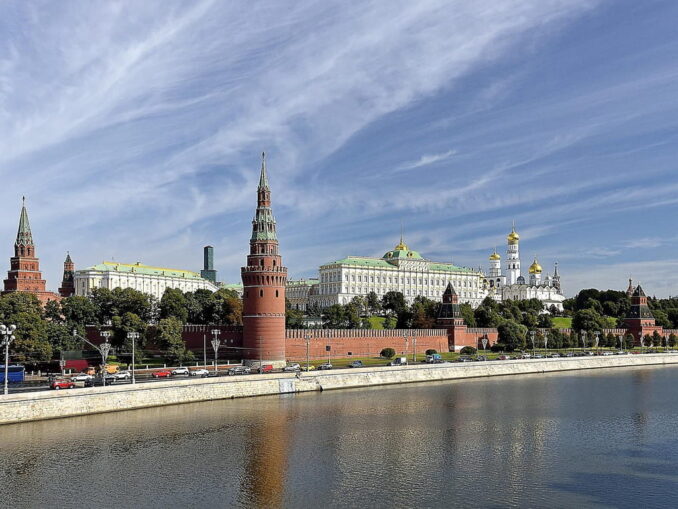Кремль - в Москву в мае стоит ехать на праздники и экскурсии!