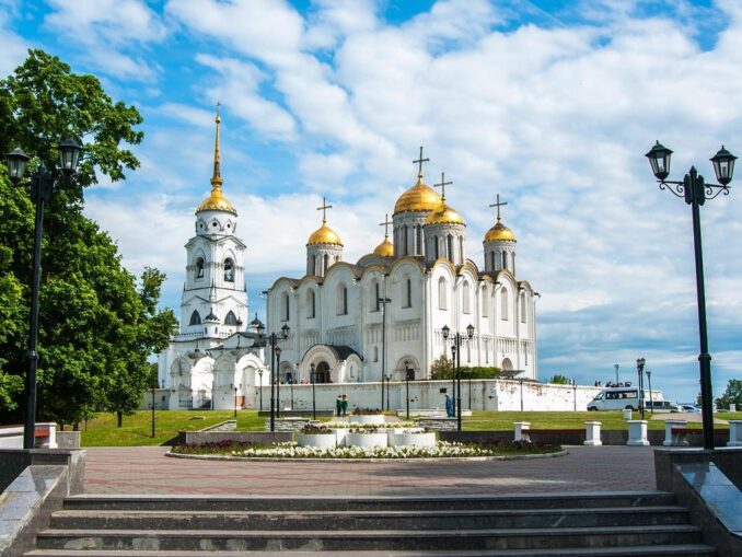 Успенский собой в первую очередь нужно посмотреть во Владимире
