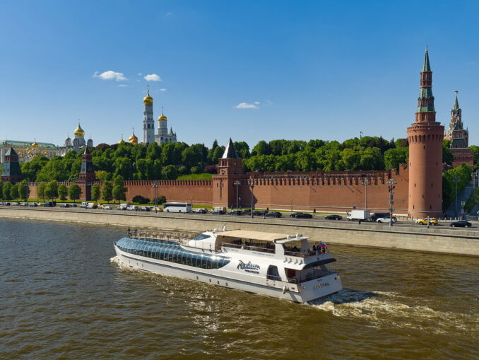 В июне можно совершить прогулку по Москве-реке