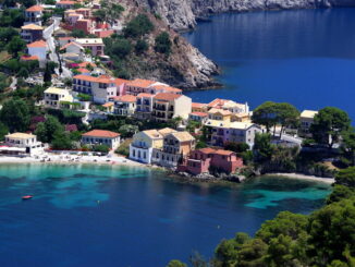 На острове Кефалония в Греции в мае можно купаться