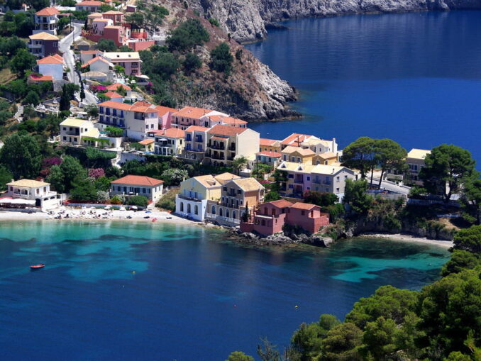 На острове Кефалония в Греции в мае можно купаться