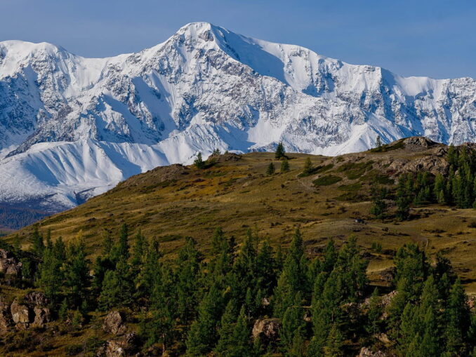 Горы в снегу - в поездку на Алтай нужно взять теплую одежду