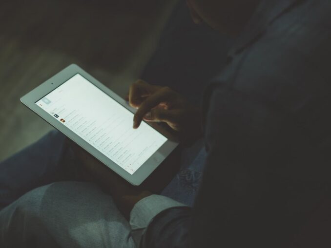 Ребенку можно взять в долгое путшествие на машине электронную книгу