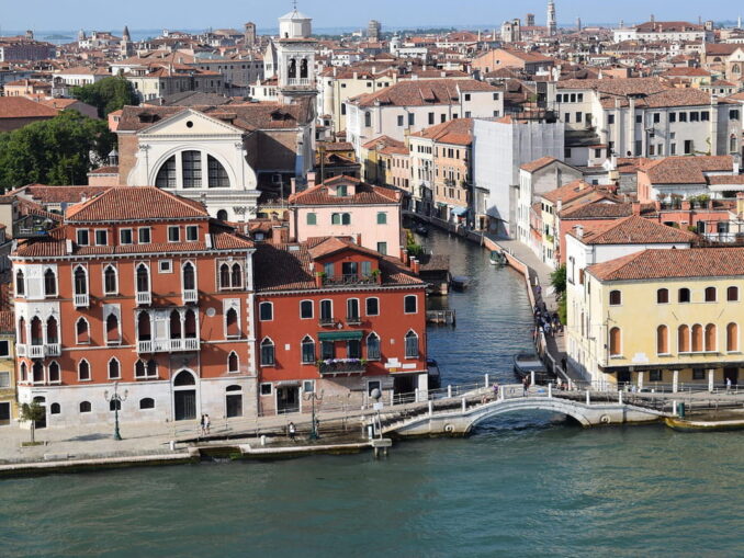 В Венеции в июне тепло и многолюдно