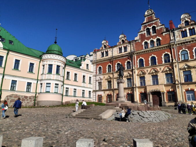 В Выборге обязательно сходите на площадь Старой Ратуши