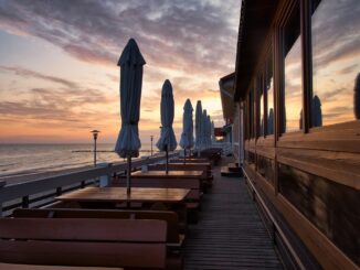 На берегу - в Зеленоградске в сентябре еще тепло