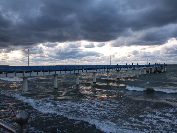 Pier - in Zelenogradsk in October it can be cold