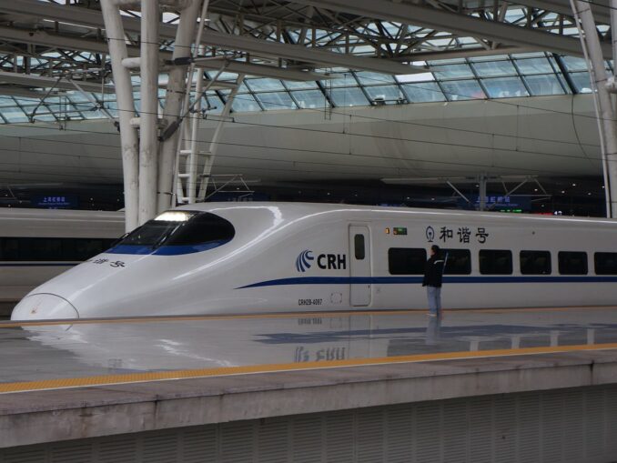 Поезд на вокзале Хунцзяо - расстояние между Пекином и Шанхаем по железной дороге составляет 1 100 км