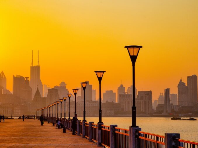 Набережная Бунд - в ноябре в Шанхае можно одеваться достаточно легко