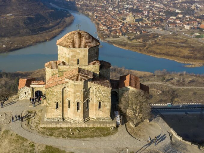 Монастырь Джвари, фото @Giladtop/Wikimedia Commons Монастырь Джвари близ Тбилиси нужно обязательно посмотреть в ноябре