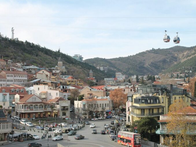 В Тбилиси в ноябре не холодно и преимущественно сухо, фото unsplash.com/@Daria Kor Температура воздуха в Тбилиси в ноябре может достигать +20-22 градусов Цельсия