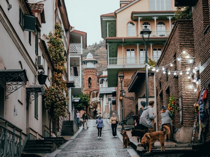 Улица старого города в Тбилиси, фото unsplash.com/@Vadym Lebedych В старом городе - в начале ноября в Тбилиси можно одеваться легко