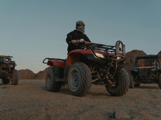 Поездка на квадроциклах по пустыне - одно из главных развлечений туристов в Египте