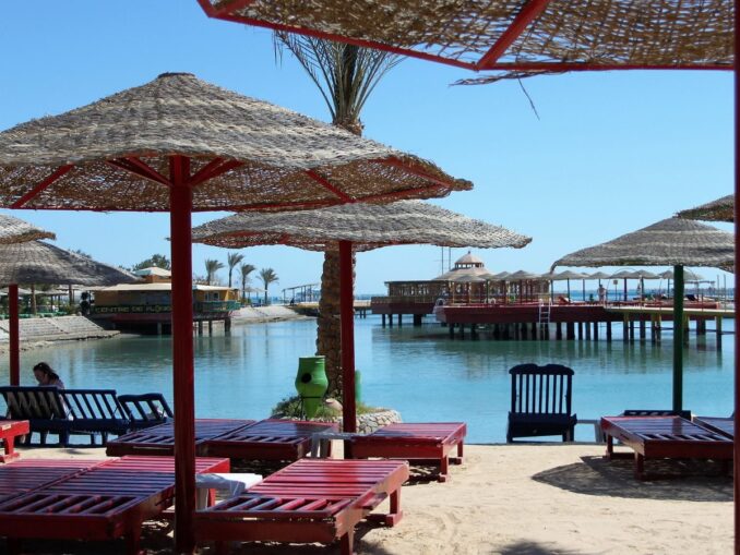 Температура воздуха в Хургаде в январе достигает +26 градусов Цельсия