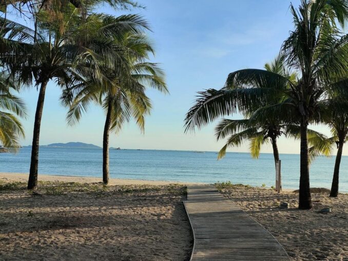 Not a soul on the beach in Hainan, photo @晓理马/pexels.com In January in Hainan you need to see Dadonghai and Yalowan beaches