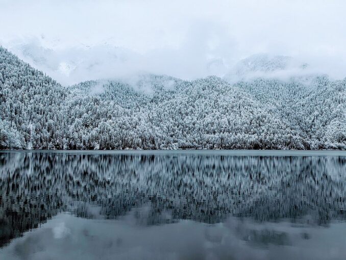 Lake Ritsa in the snow - in January in Abkhazia you need to dress warmly and in layers