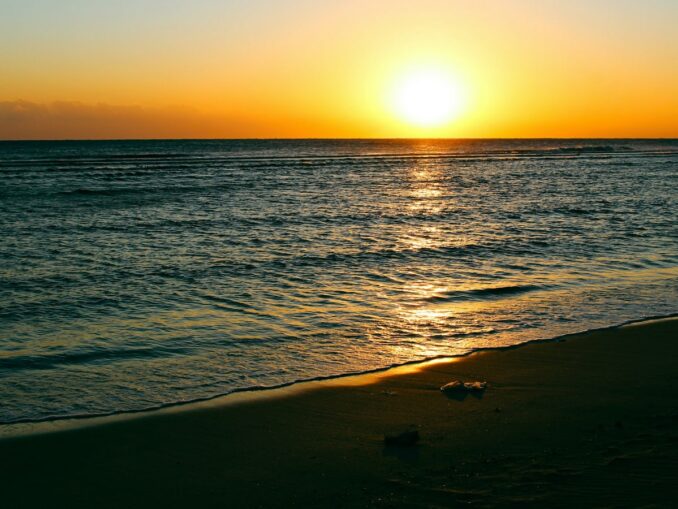 Восход - в феврале в Хургаде можно купаться в море