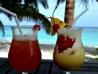 Коктейли на фоне моря - на Мальдивы стоит ехать на отдых именно в феврале