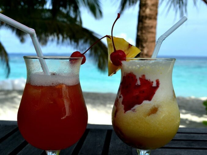 Коктейли на фоне моря - на Мальдивы стоит ехать на отдых именно в феврале