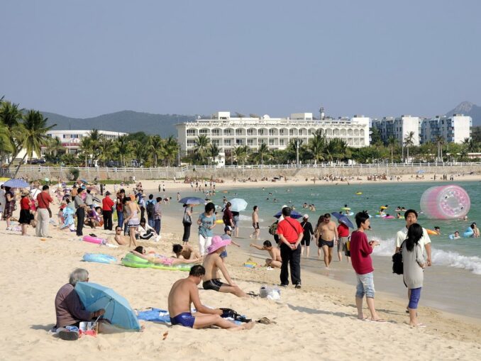 Beach in Dadonghai, Hainan, photo @mayanming/Wikimedia Commons Beach in Dadonghai - in April in Hainan everyone can swim without exception