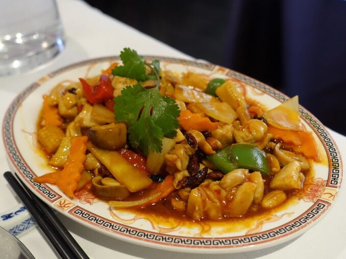 Курица гунбао - достаточно острое блюдо из Китая