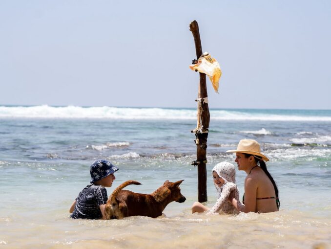 Both adults and children can swim in Sri Lanka in winter