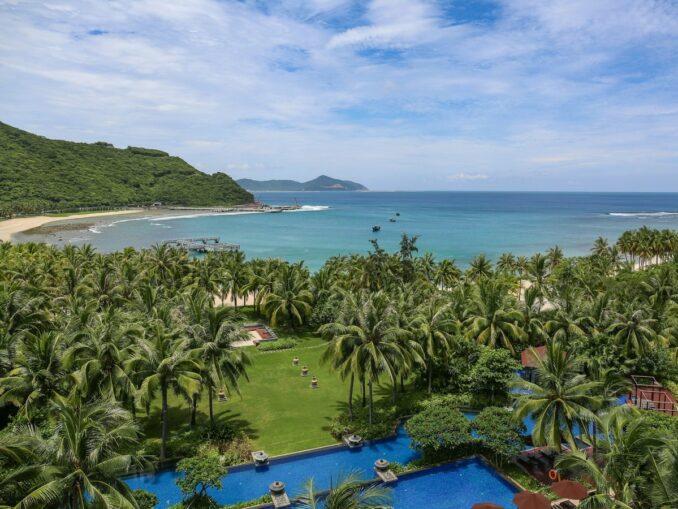 The air temperature in Sanya, Hainan in February rises to +30 degrees Celsius