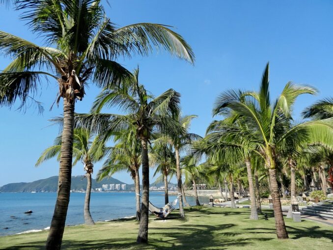 Dadonghai Bay, photo @Tanya Dedyukhina/Wikimedia Commons Dadonghai - the water temperature in Hainan in April reaches +28 degrees Celsius