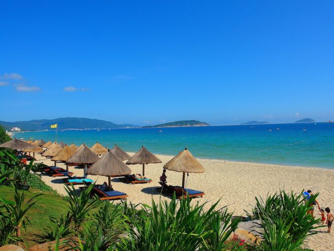 Пляж - в Санье на Хайнане в марте можно купаться как взрослым, так и детям