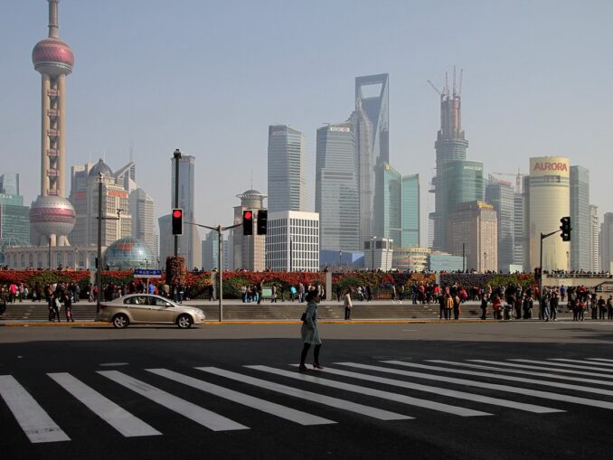 In Shanghai in March, it is best to dress in layers
