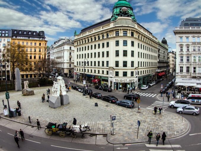 The air temperature in Vienna in March rises to +20-22 degrees
