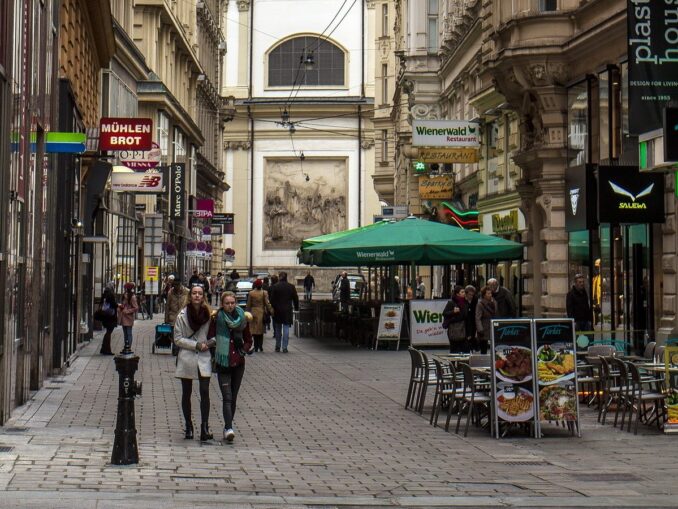 Tourists should dress generously in Vienna in March