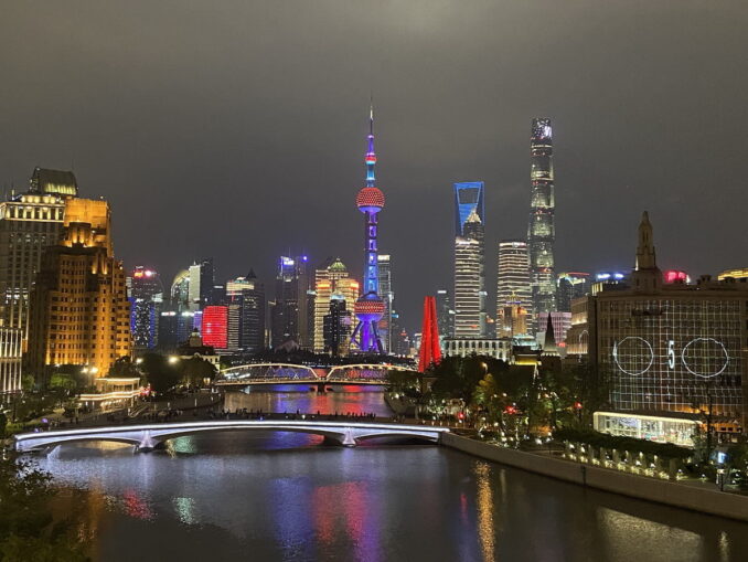 Вечерний Пудун - температура воздуха в Шанхае в апреле поднимается до +25-30 градусов Цельсия