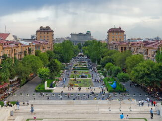 Каскад - в мае в Ереван стоит ехать на экскурсии