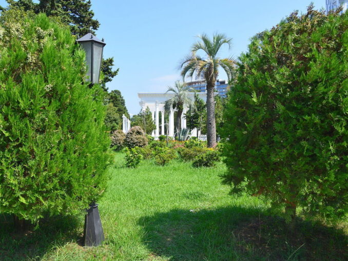 Subtropical greenery in Batumi, photo @Andrey Bobrovsky/Wikimedia Commons The air temperature in Batumi in May rises to +26-28 degrees Celsius
