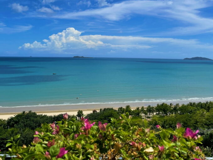 Пляж в Санье - в мае еще можно ехать на Хайнань на пляжный отдых