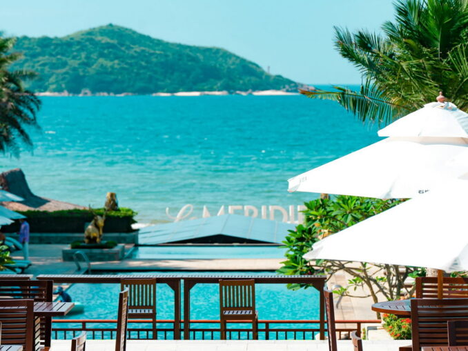 Tropical sea, heat - in May you need to take a lot of summer clothes to protect your skin in Hainan