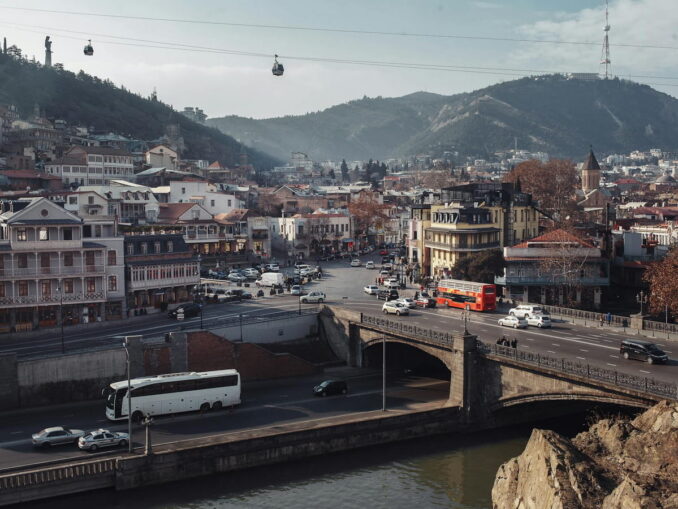 Автобус на набережной в Тбилиси