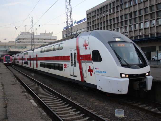 На поезде добраться из Тбилиси до Батуми проще всего