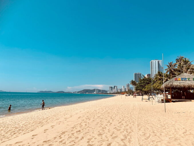 Beach - sea temperature in Nha Trang reaches +30 degrees Celsius